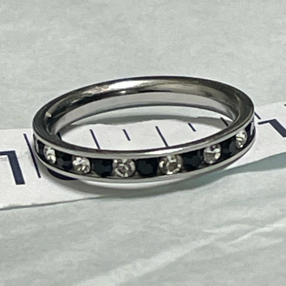 New Stainless steel Elegant Silver Band ring with Clear and black Stones size 7 - Picture 5 of 6